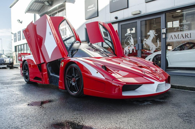 Única Ferrari FXX que pode rodar nas ruas está à venda