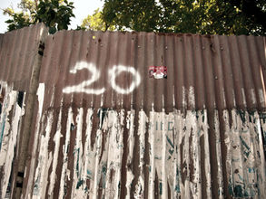 Schutting met huisnummer in Soerabaja, Java