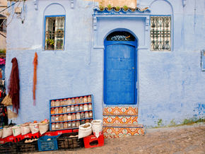 Blauwe deur in de medina van Chefchaouen, Marokko