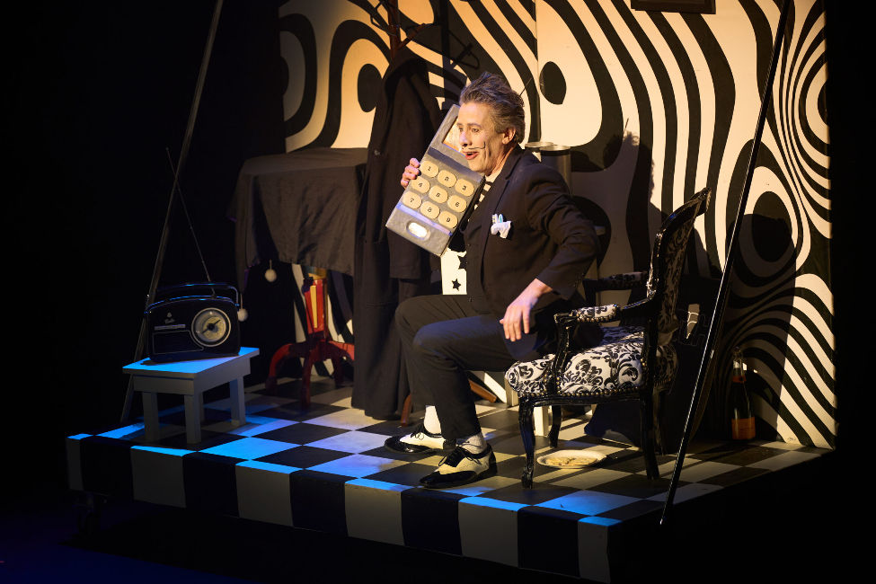 Christian Lee in Cirque the Greatest show