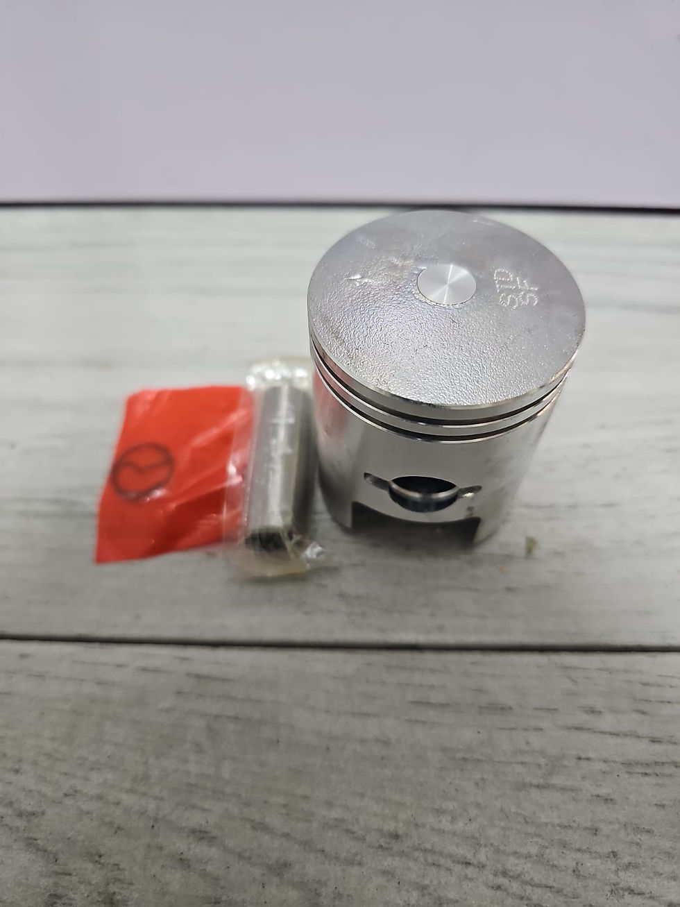 Miniatura: Pistón de motor / Piston / Pistón de motocicleta