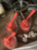 bougie gourmande artisanale de couleur rouge avec des bonhommes de neiges
