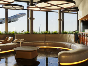 Consultation en agence de voyages mettant en valeur l’accompagnement et le discernement d’un conseiller expérimenté