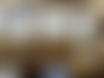 Consultation en agence de voyages mettant en valeur l’accompagnement et le discernement d’un conseiller expérimenté