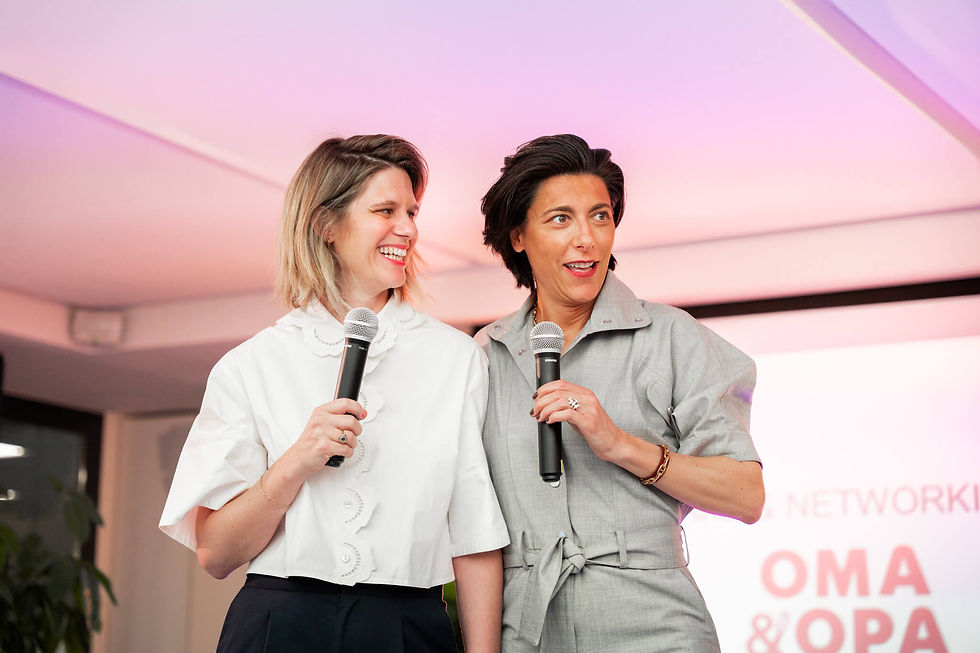 Photographie de deux femmes sur scène lors d'une conférence professionnelle