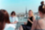 Photo d'une femme riant sur le rooftop d'une entreprise