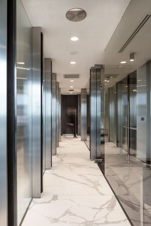 Kurumsal ofis koridor tasarımı, ahşap tavan detaylı nitelikli ticari mekan iç mimarisi - Wand Works Mimarlık