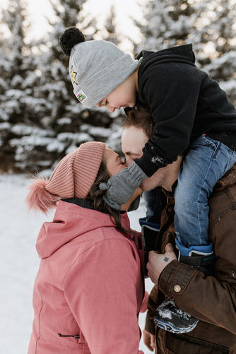 Family Portraits In The Snow - Riverlot 56 Family Photos.