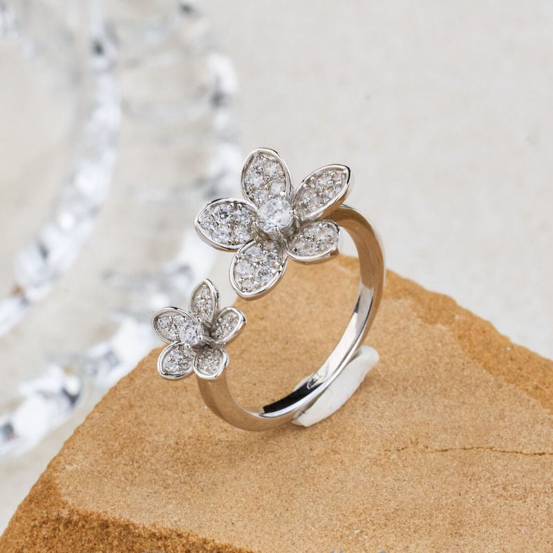 Elegant Bracelets Light Luxury Retro Flower earrings for women Rings Luxury Full
