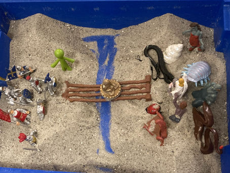 Sandplay – Når ord ikke slår til: Heling gennem symbolsk leg