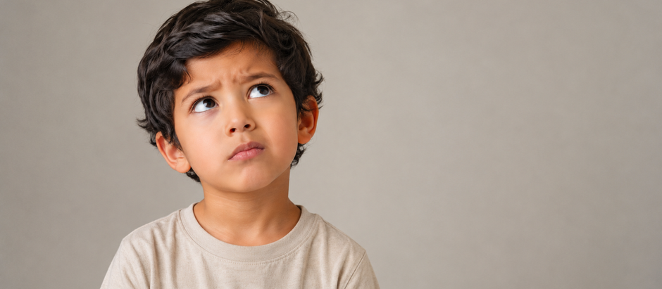 Un niño mirando hacia arriba con expresión de duda