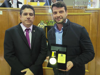 VEREADOR DINHO CONCEDE MEDALHA GETÚLIO VARGAS PARA BERNARDO ROSSI