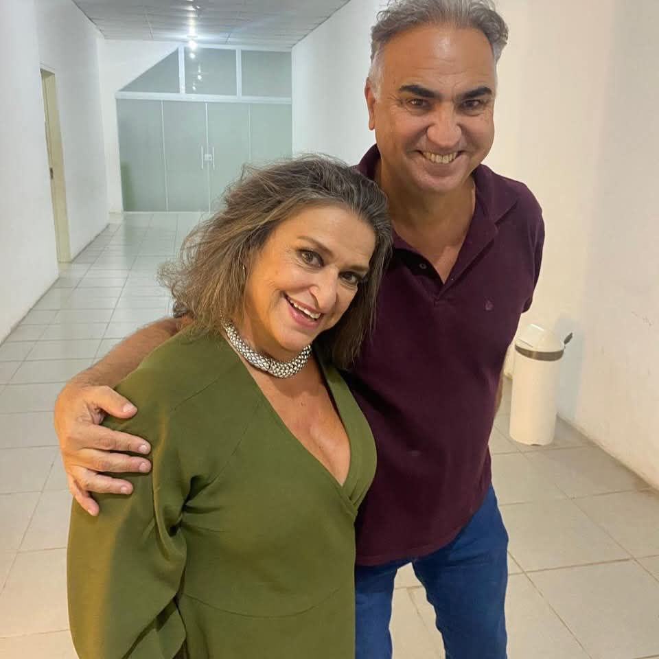 O presidente da Câmara Municipal de Volta Redonda, vereador Nilton Alves de Faria, o Neném, tietou a atriz Grace Gianoukas.