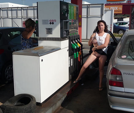 Erstes Foto einer Outdoor-Ausstellung mit unbedecktem Gesicht