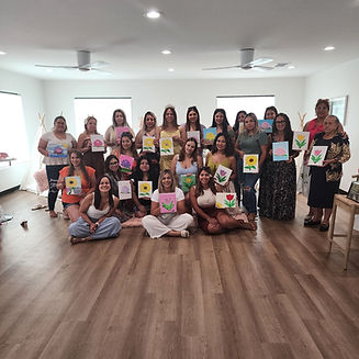 Grupo de mujeres en taller de arteterapia para liberación emocional