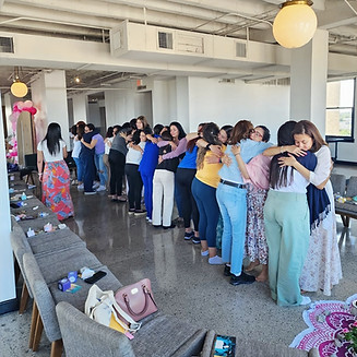 Participantes en una sesión de constelaciones familiares grupales guiada por Mariam Reyes compartiendo un abrazo de integración y sanación colectiva.