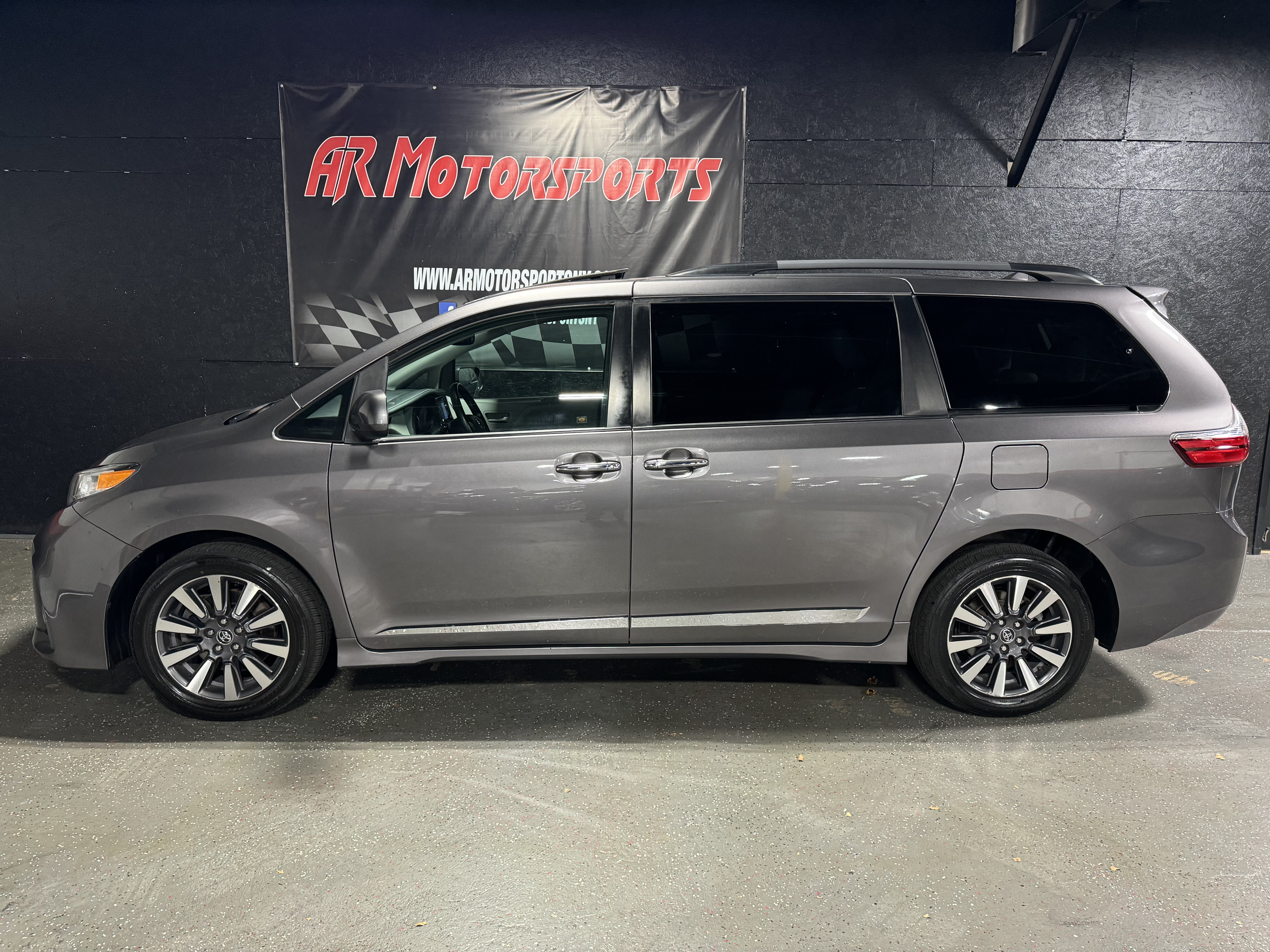 2019 Toyota Sienna XLE - Photo 2