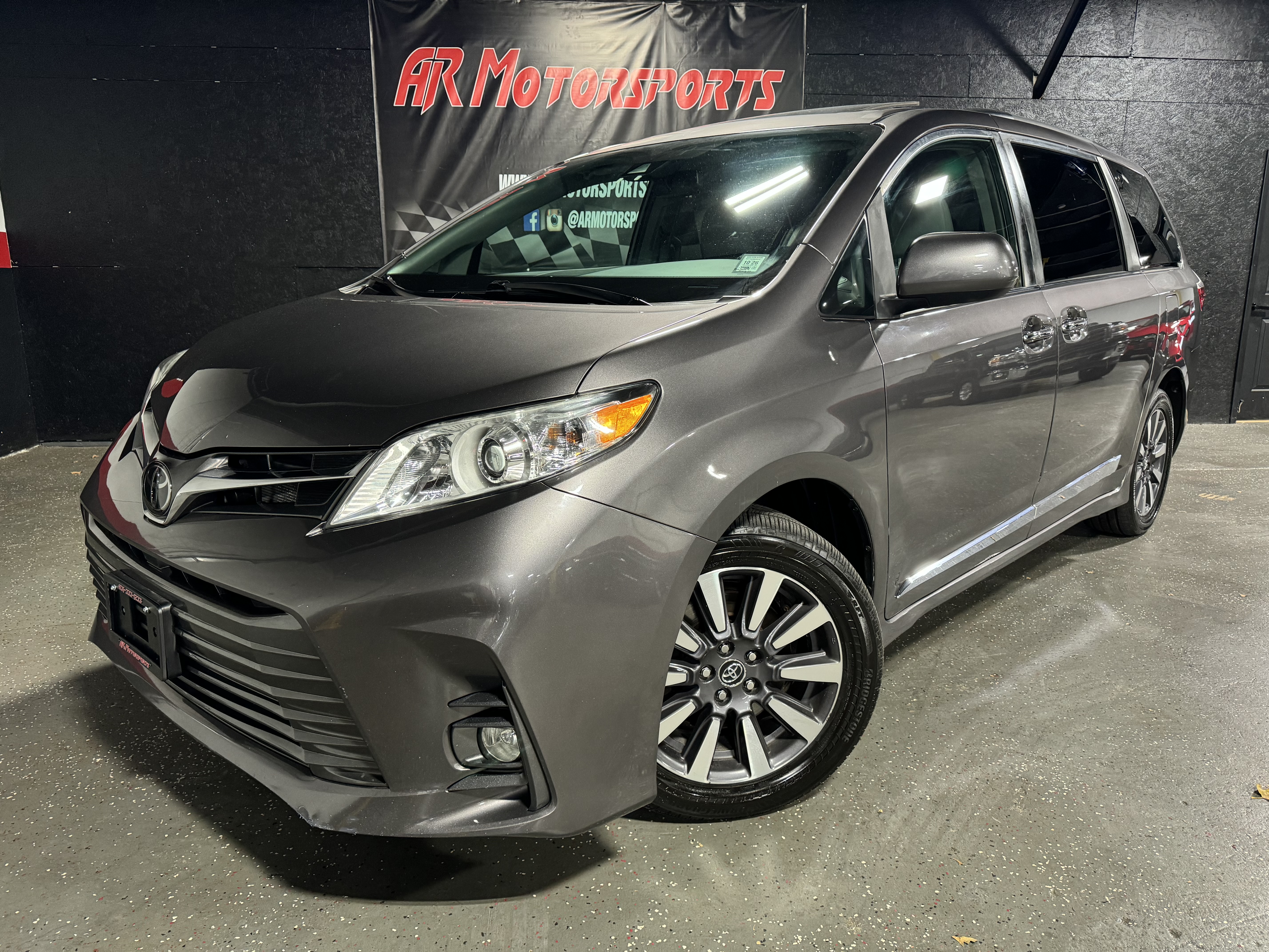 2019 Toyota Sienna XLE's photo