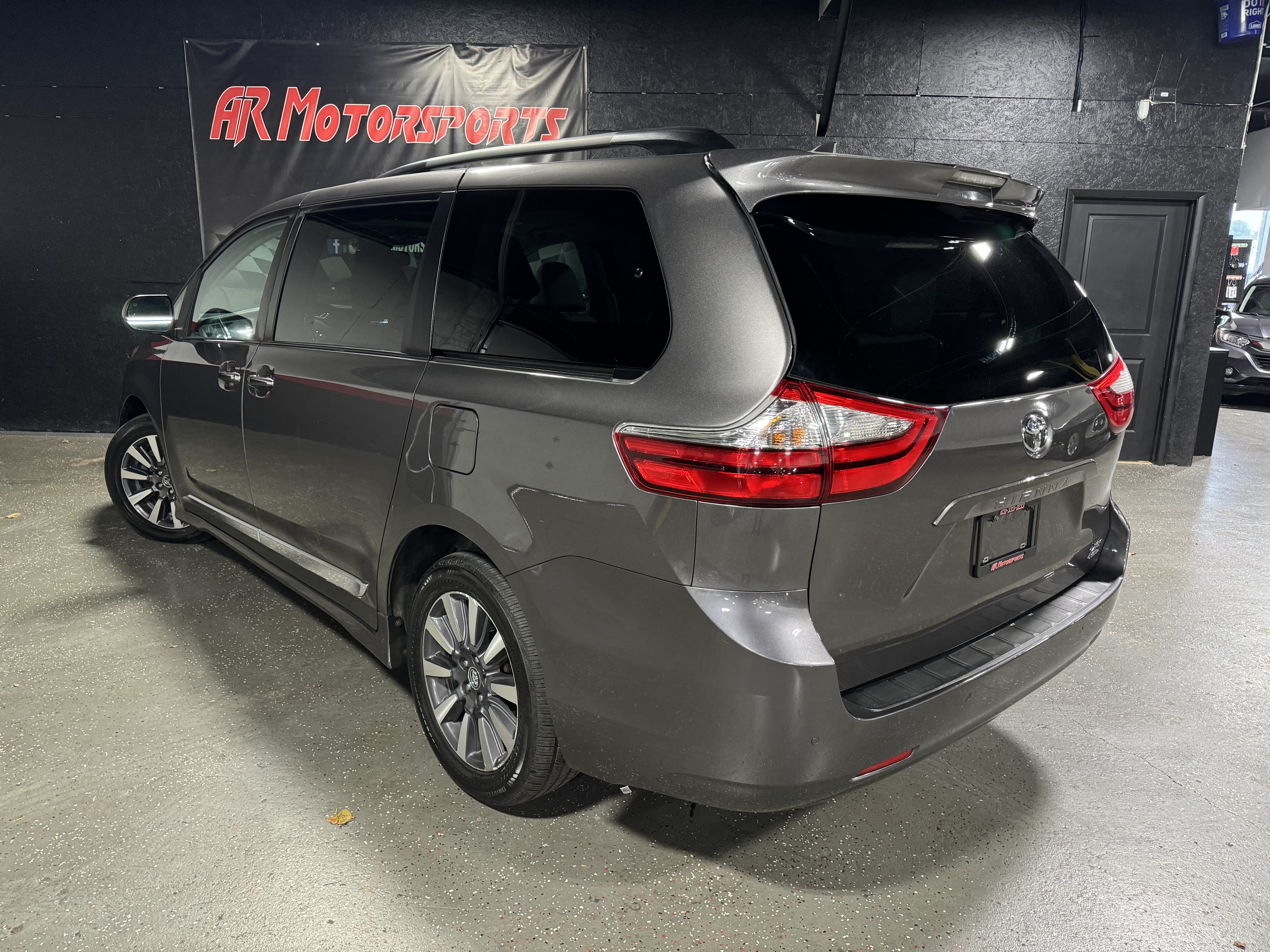 2019 Toyota Sienna XLE - Photo 3