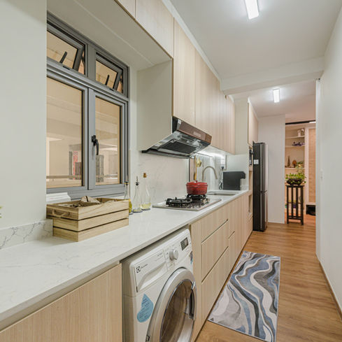 Straight kitchen top & bottom cabinet with quartz counter top & backsplash in wooden & white marble combination