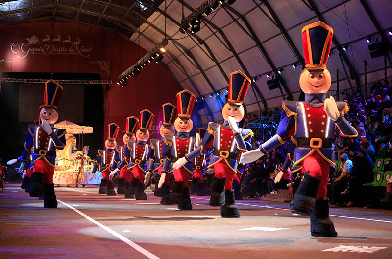 O Grande Desfile de Natal 2026 e 2027 retornará para Expogramado, em local coberto.