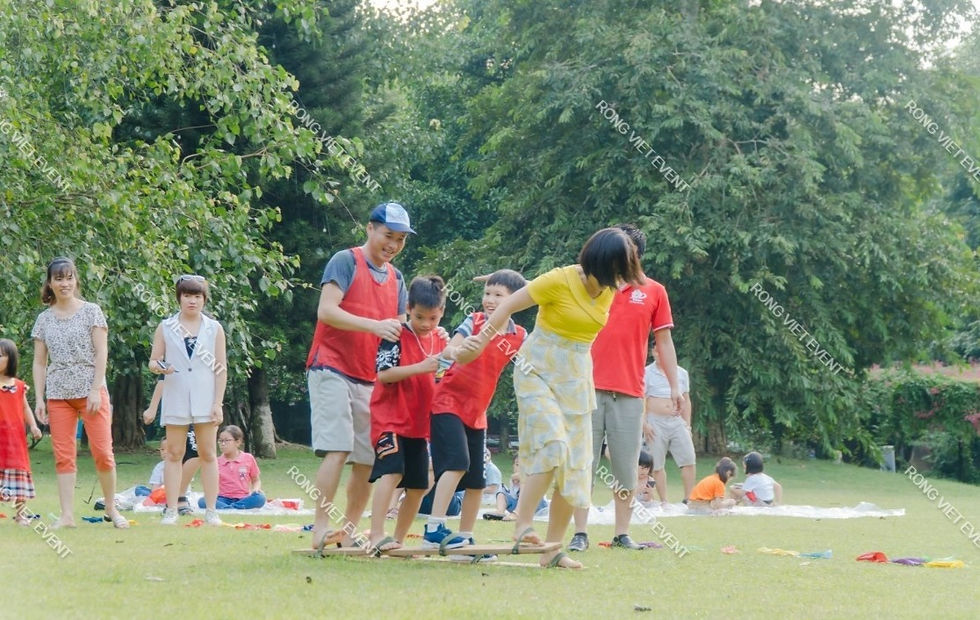 Các gia đình cùng nhau tham gia các hoạt động Teambuilding giành cho gia đình với concept " Hè cùng con" giúp cho ba mẹ và co cái được gắn kết hơn sau những ngày bận rộn với công việc. Đây cũng chính là cơ hôin giúp cho ba mje và con hiểu nhau hơn, cùng nhau trải qua những khó khăn trên hành trình vượt qua các thử thách.