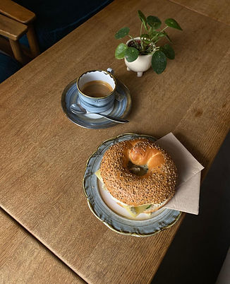 Bagel und Kaffee im Breadley Stein