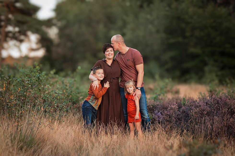 Gezin knuffelend tijdens het gouden uur