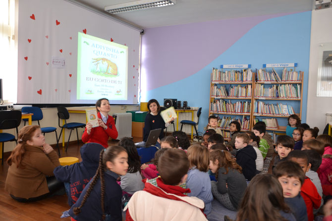 Que bom é contar histórias aos nossos meninos na Biblioteca Escolar...