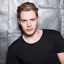 Narodil se jako prostřední z pěti sourozenců. Byl rodiči milován stejně, jako zbytek Andersonových dětí, rodiče se mu věnovali a často vyprávěli, jak se seznámili a jak nakonec skončili spolu. Ačkoli si tak nějak představoval i svůj vlastní život, brzy jej romantická představa začátku vztahu přestala naplňovat entusiasmem a spolu s jeho rozvíjejícími se koníčky se začaly měnit i jeho preference.
Základní školu vystudoval z části doma, z části v soukromé elitní škole, což se koneckonců v mnohých královských rodinách děje zcela běžně. 
Střední školu vystudoval formou denního studia, aby zde navázal zdravé sociální vztahy a přestože ještě dva roky po dokončení maturity váhal, nakonec vyhrál nátlak ze strany rodiny a vydal se na univerzitní cestu plnou těžkého studia, probdělých nocí a krátkodobé závislosti na kávě černější než noc. Během studia politologie si však zvládal najít čas i na své koníčky, rozvíjel svou fascinaci užitečnými bylinami a staral se ve svém pokoji o značně rozrostlou džungli, okořeněnou několika exotickými tvorečky; žabky, leguán anebo páreček hadů patřily mezi jeho dlouholeté společníky, avšak od plazů a obojživelníků přecházel stále více k savcům.
Během studií zažil i v médiích propíraný románek, trvající téměř dva roky. Lidé a nadšenci do královské rodiny už vyhlíželi zásnuby a bulvární plátky plnily fotografie zamilovaného páru častěji, než kritizovali nejstaršího bratra – Austina – že on sám si nehledá svou budoucí královnu. 
Z turbulentního vztahu nakonec sešlo a Chris tak univerzitu dokončil s prsteníčkem stále zejícím prázdnotou.
Na konci úspěšného studia si promoce moc dlouho neužíval, jelikož hned nato se vrhnul na veterinární školu, kterou zakončil zkouškami, aby se mohl – i v zájmu rodiny a jejího veřejného image – věnovat zvířatům v záchranné stanici. Občas se objevuje v populárně dokumentárních seriálech v televizi, kdy se podílí na akčních scénách s divočejšími obyvateli záchranné stanice, včetně pacifikace krokodýlů nebo ukázkách obrovitých hroznýšů. 
Snad jako kdyby podělil akční povahu svého otce, shlédl se v častých únicích z paláce za doprovodu nejbližších přátel. Nedokáže ani spočítat, kolik nocí strávil uprostřed australské pustiny pod širákem anebo zaklíněný u podvozku, kdy mu ruce špinil olej a kůže voněla po kovu a benzinu. 
Krom off-roadových zážitků si prošel výchovou svého otce, který mu vštěpil lásku k pohybu. Aby měl kde začít, povinně prošel základními technikami mužské atletiky, která mu později pomohla zvládnout freestyleový parkour, jenž si zamiloval a často se na jeho sociálních sítích objevují fotografie zdolaných vrcholů, čímž inspiruje nemálo mladých lidí, kteří ho na stránkách sledují. 
Naopak něžnou povahu své matky reflektuje ve hře na piano či kytaru a s pomocí „básnického střeva“ sobě samému dopomohl k několika krátkým románkům, v nichž však nedokázal moc dlouho setrvat. 
Největší radostí i strastí jeho života byla jeho matka. Měl k ní definitivně blíže než ke svému otci, ačkoli mu vždy záleželo na obou rodičích. Popravdě si ale mnohem raději zašel pro radu k Madelaine. Její smrt jeho i zbytek rodiny hluboce zasáhla a málokdy o tom faktu mluví na veřejnosti, ba dokonce s nejbližšími přáteli, ač vzpomínky na matku si úzkostlivě hýčká. 
Jakmile přišla do hry Selekce v daleké Illéi, kývl na nabídku svého bratra a jako jeho doprovod může jen doufat, že Austin nebude jediný, kdo si odtamtud odveze svůj „úlovek“.