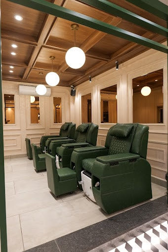 Thumbnail: Looks Salon
