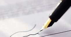 Pluma firmando, lo que representa la ética y responsabilidad en cada uno de os procesos que llevamos a cabo