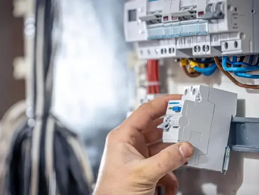 Rolul aparatelor de comandă și protecție în cadrul unei instalatii electrice industriale