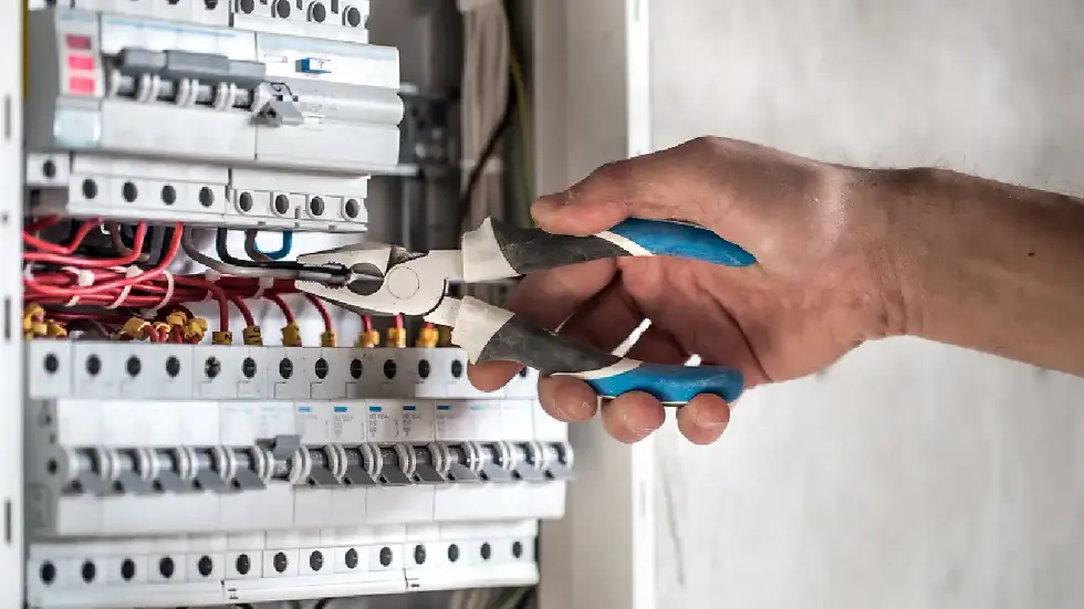 Instalator monteaza un panou electric curenti tari