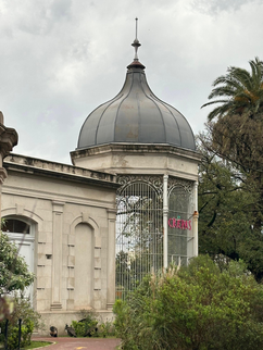 Se encuentra un parentezco con las mezquitas a través de la cúpula