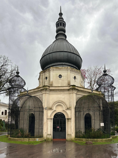 Se encuentra un parentezco con las mezquitas a través de la cúpula