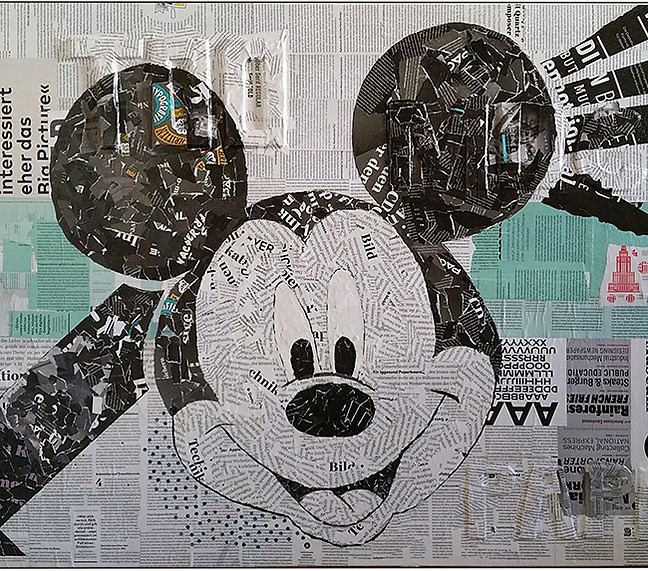 Großer Mickey Mouse Kopf aus Zeitungsschnipseln zusammengesetzt.