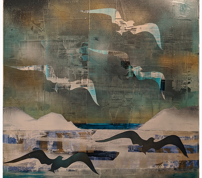 Vögel fliegen über blassblauen Eismeerhintergrund. Werk von Anette Maro in Mischtechnik auf Leinwand