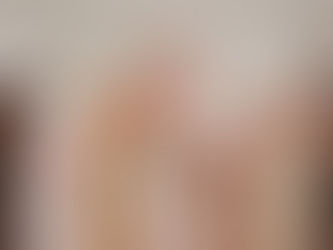 Fotografia de estúdio mostrando seis mãos com diversos tons de pele (negra, branca, parda) erguidas contra um fundo cinza neutro. Cada mão segura um pequeno pedaço de papel rasgado e desgastado com um ponto de interrogação preto impresso no centro. As mãos estão dispostas em uma linha horizontal irregular, criando um visual de curiosidade e busca de respostas coletivas