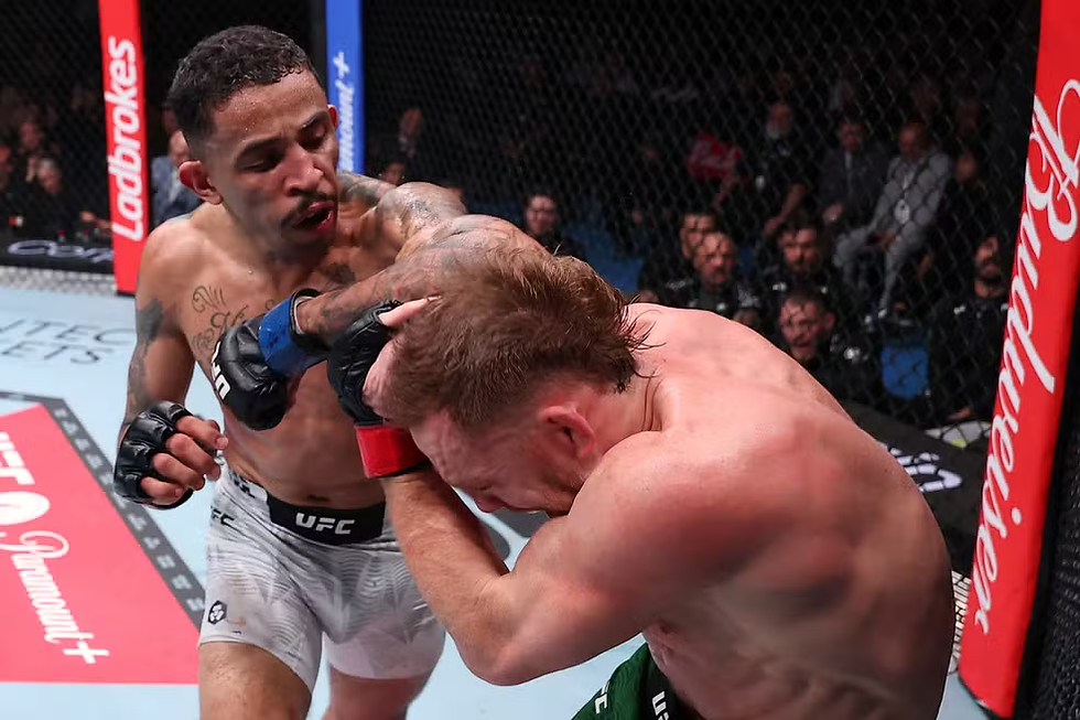 Carlos Prates contra Jack Della Maddalena no UFC Perth — Foto: Ed Mulholland/Zuffa LLC