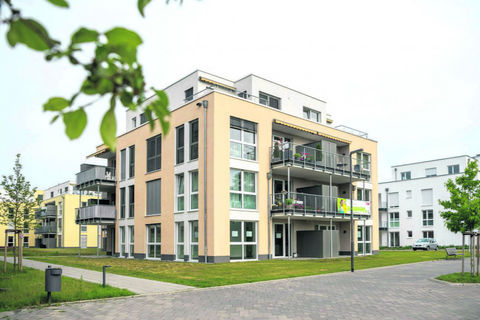 Seniorenresidenz in Emmerich am Rhein, mit Balkonen und einem kleinen Park