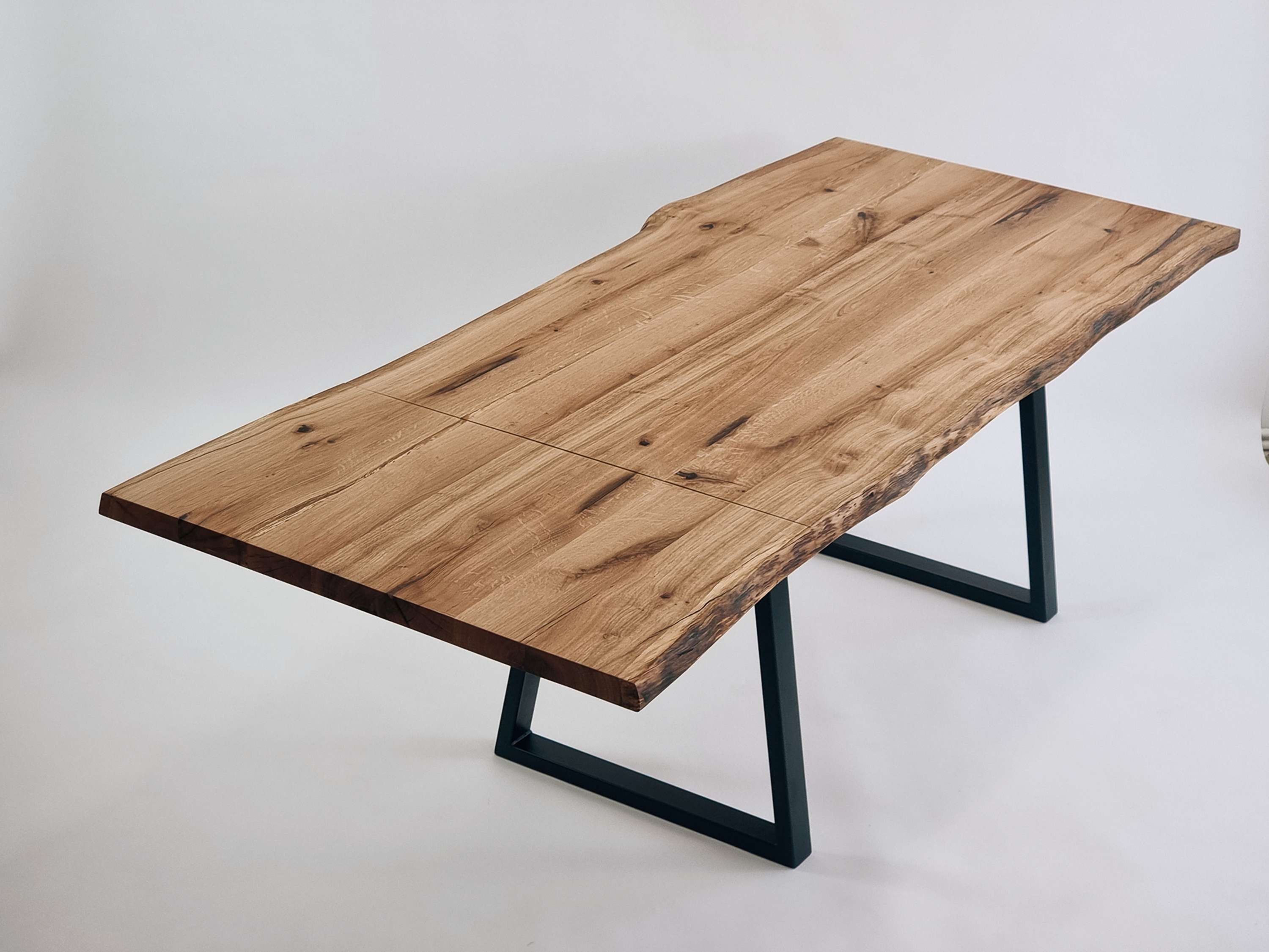 Masa live edge cu o extensie pe un capat