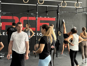 Gruppe Menschen die Calisthenics trainieren 