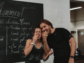 Zwei junge erwachsene beim Calisthenics Training