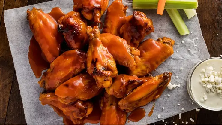 Golden fried chicken wings with dip