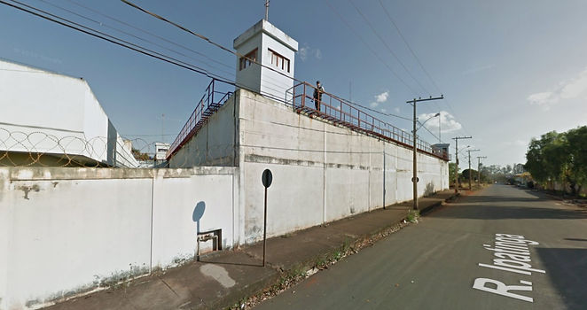 Muros da Penitenciária de Patos de Minas, onde Rogério trabalha como policial penal | Foto: Google Earth/Reprodução