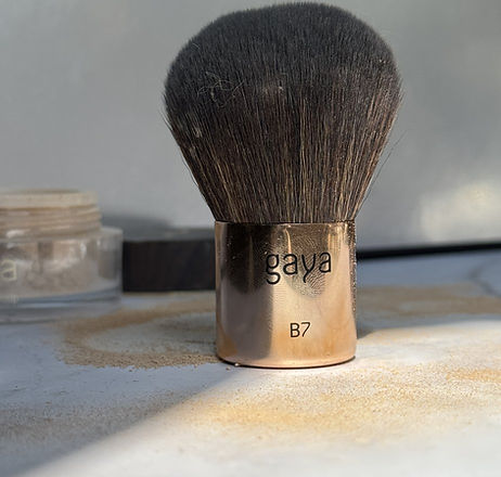 Gaya kabuki brush B7 with loose mineral powder