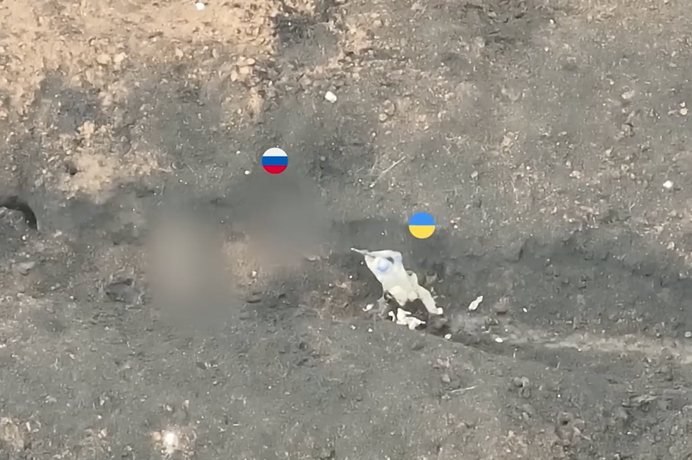 우크라이나군 병사가 참호전을 수행하며 매우 중요한 무형적 전력 승수인 행동적 폭력성을 발휘하여 러시아군을 사살하고 있다.