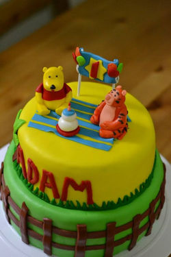 Chocolate-Fondant-Cake-Winnie-theme