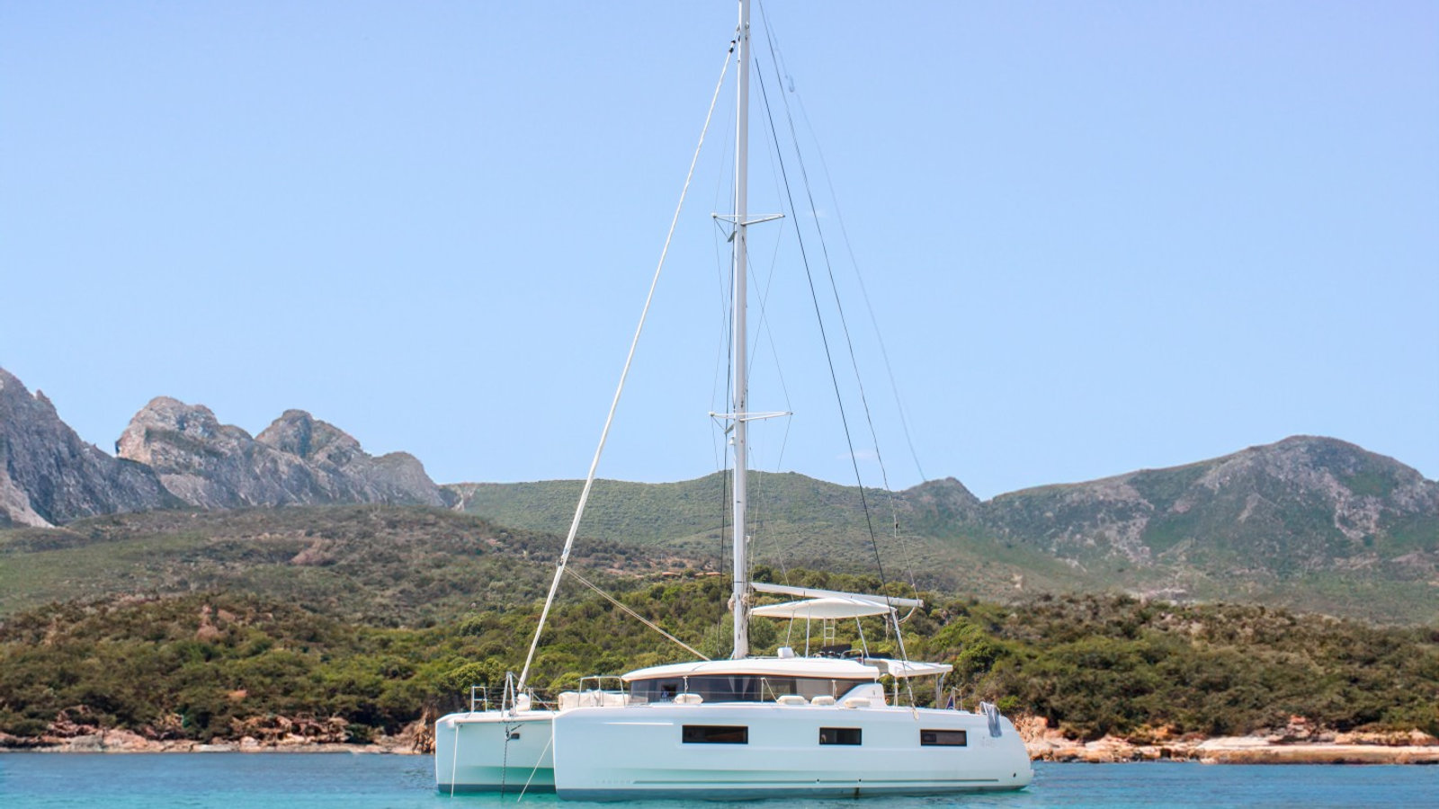 Catamaran Lagoon 46 SOGNUDIMARE en navigation — flybridge et voiles déployées